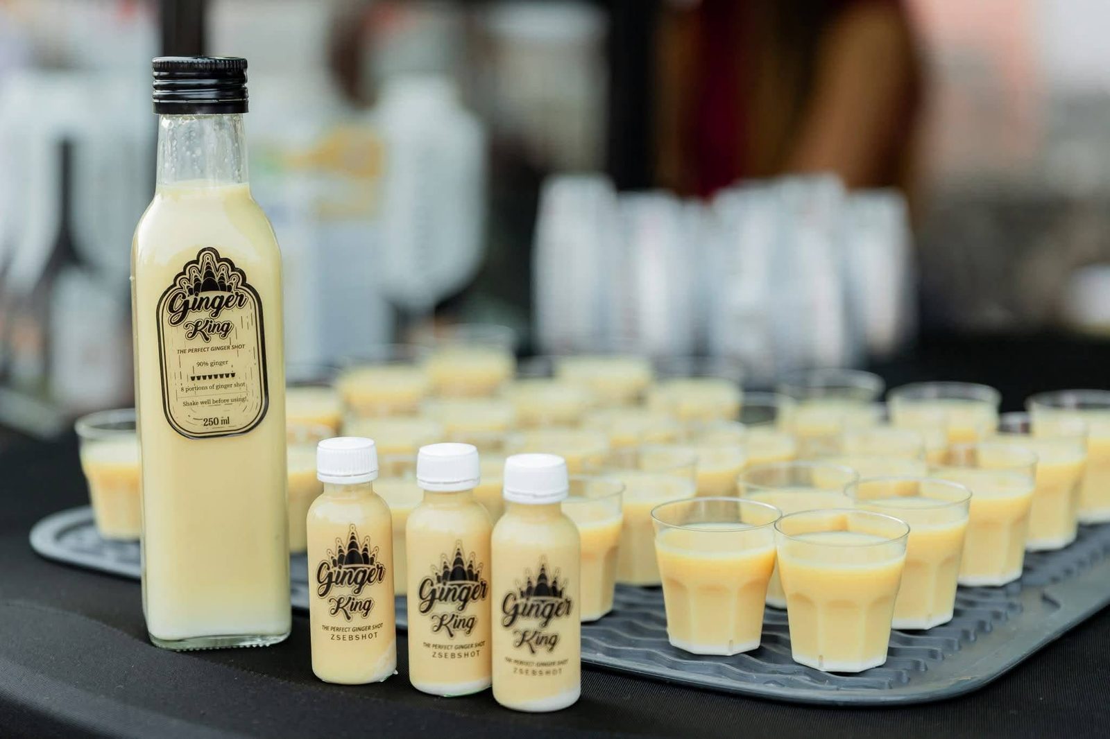 Ginger King gyömbér shot üvegek és kis palackok sorakoznak a BÁRHOLBAR kiszállásán